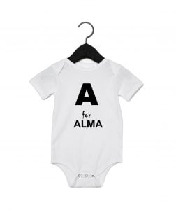 Vit body med initial och namn