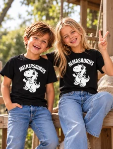 Två barn i t-shirts med dinosaurier