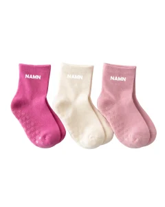 Tre par sockor med grepp