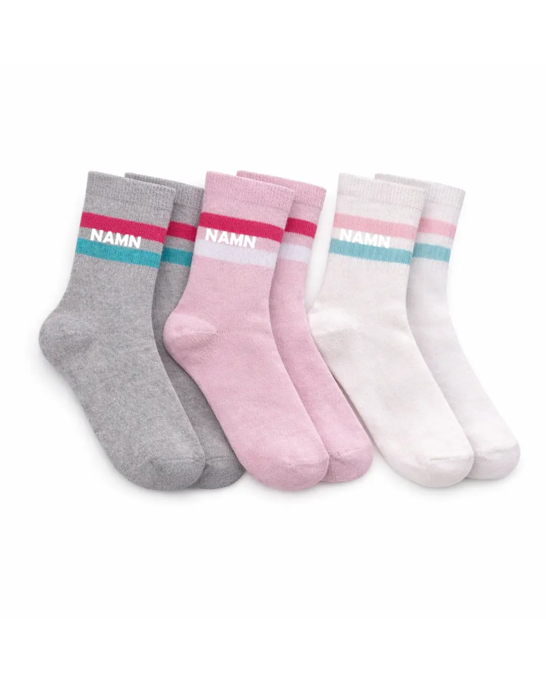 sportsockor ljusmix med namn.webp Flera strumpor i olika färger.