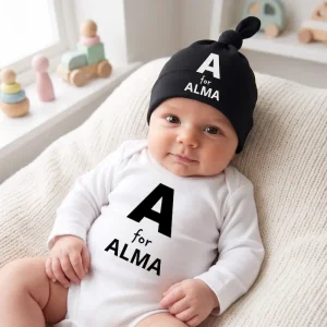 Nyfödd baby i kläder
